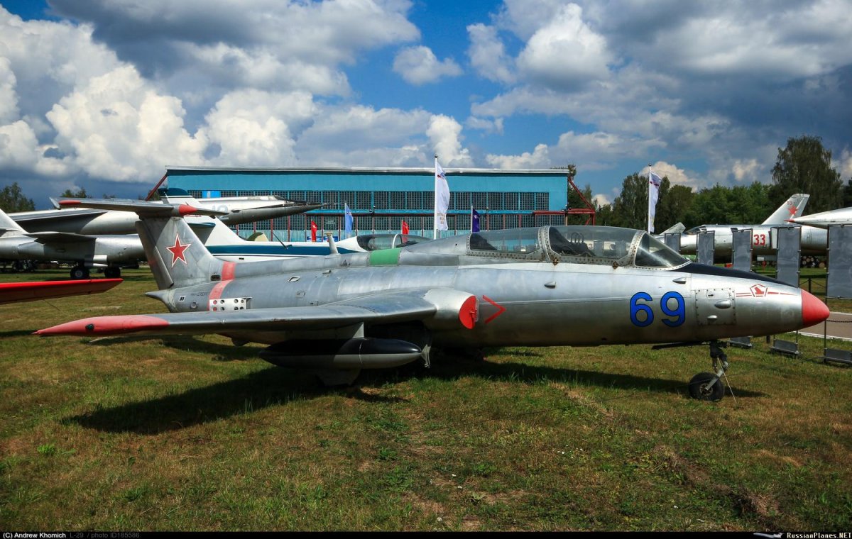 Самолёт л-29 Дельфин