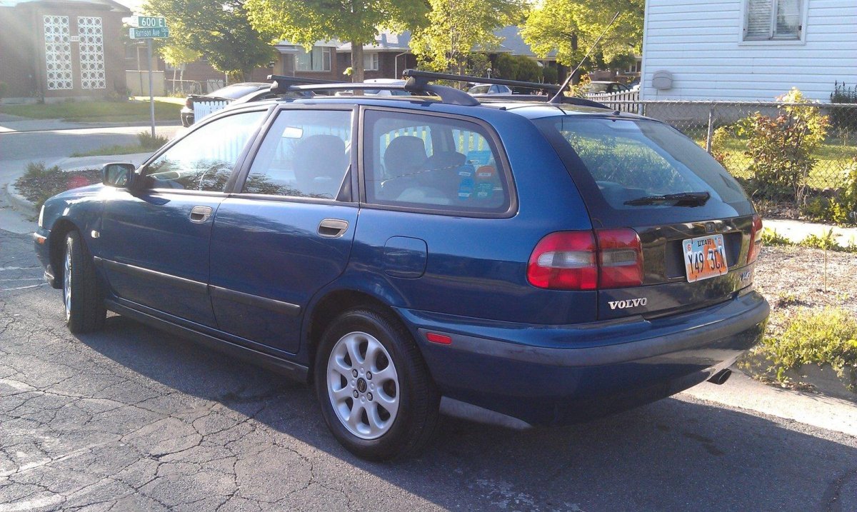 Volvo v40 универсал 2000