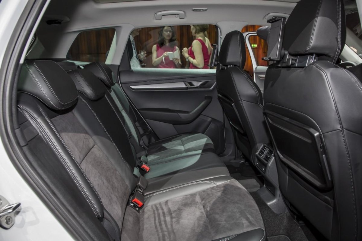 Шкода Карок салон сзади