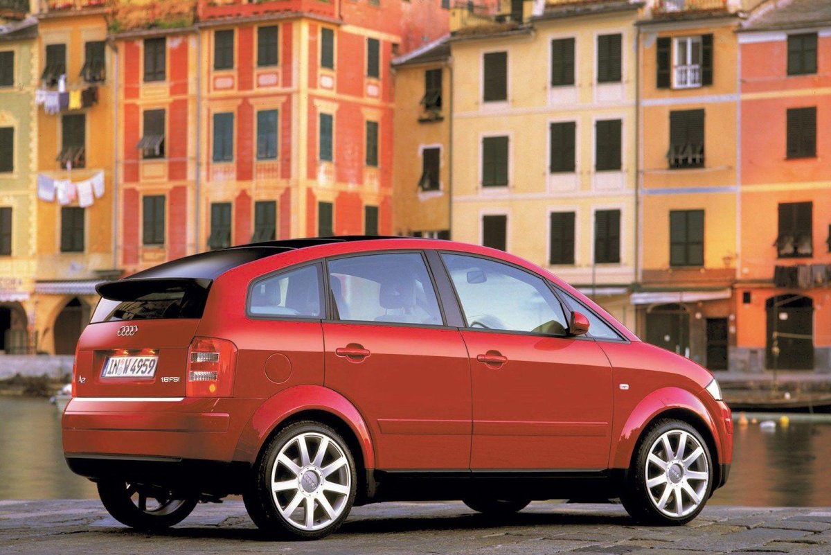 Красный Audi a2