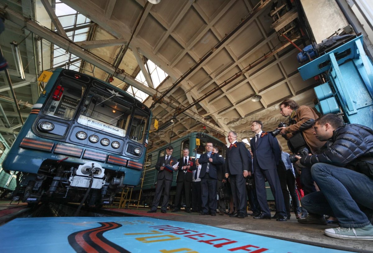 Поезд метро народный ополченец