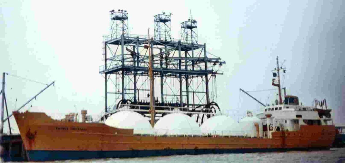 Первый СПГ танкер methane Pioneer,