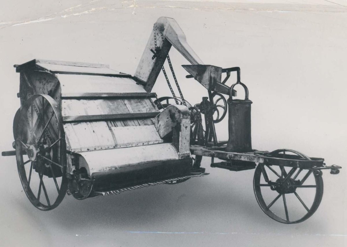 Первый зерноуборочный комбайн Власенко