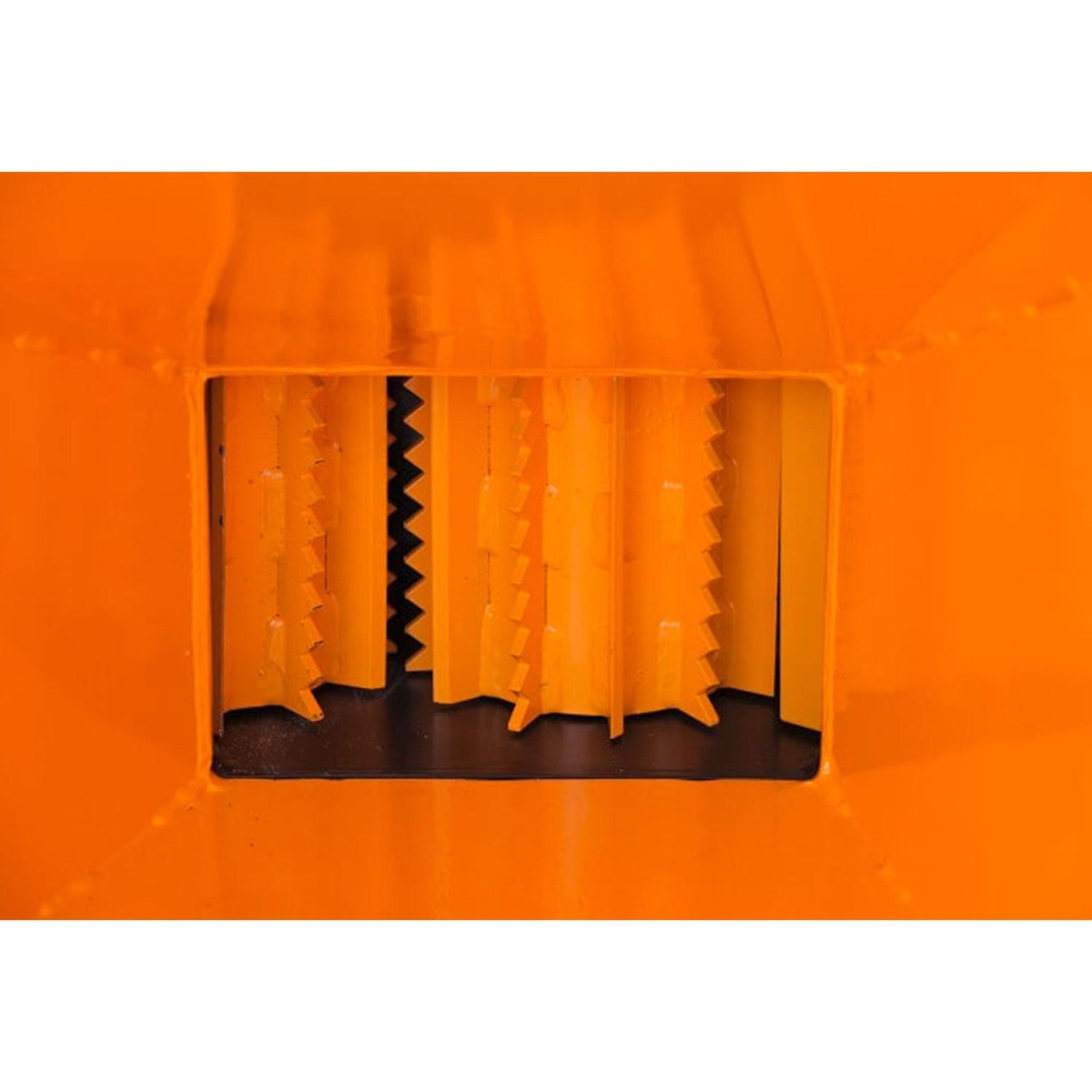 Гусеничный измельчитель веток