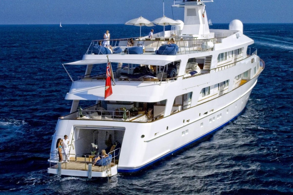 Яхта Benetti 105