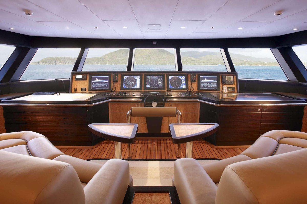 Беринг 120 яхта