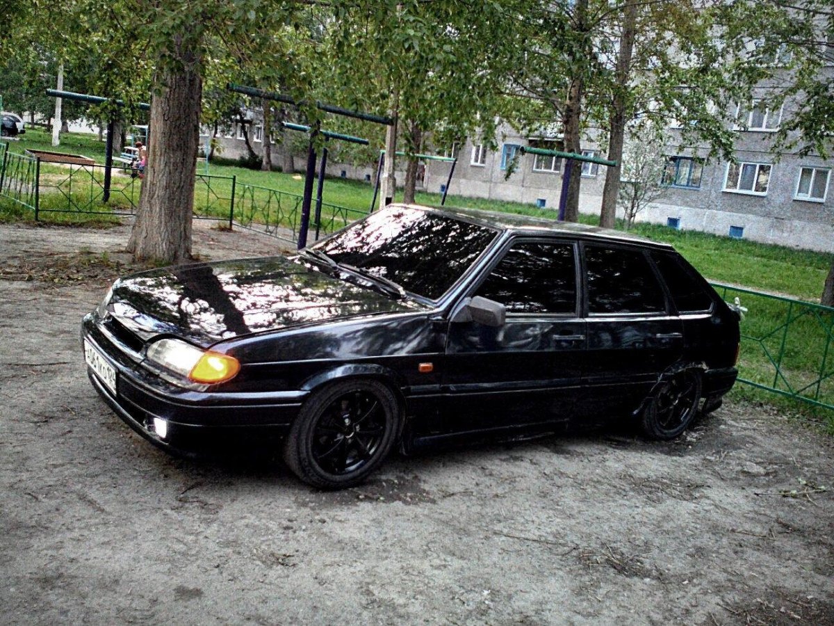 Тюнингованная ВАЗ 2114 черная