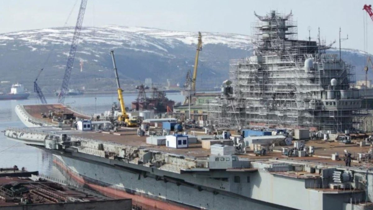 Адмирал Кузнецов в доке 35 СРЗ