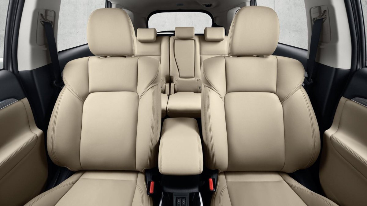 7 Местный салон Митсубиси Аутлендер