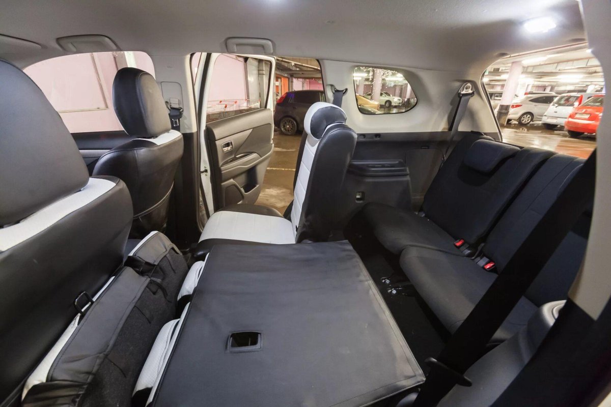 7 Местный салон Митсубиси Аутлендер