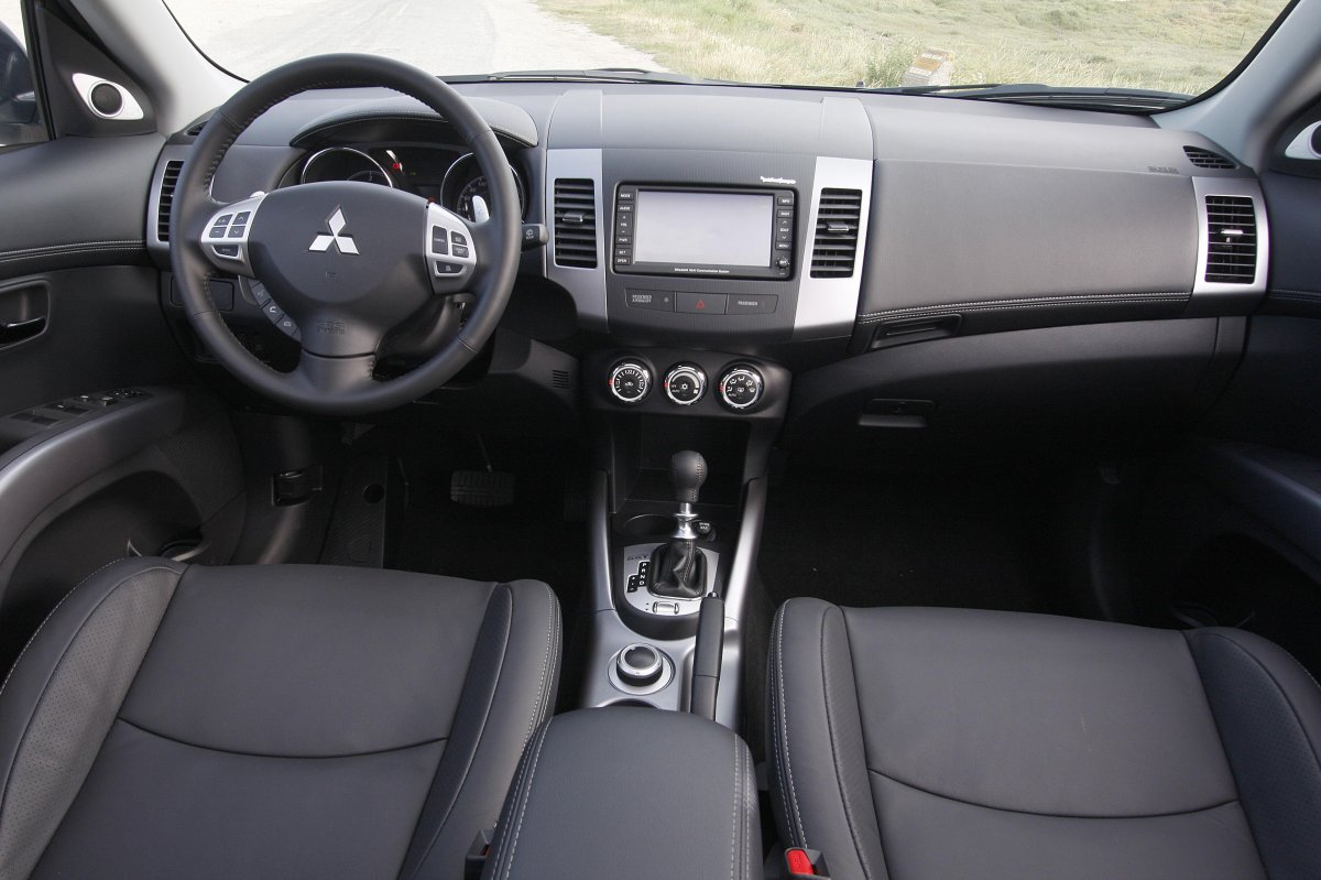 Mitsubishi Outlander XL 2010 салон