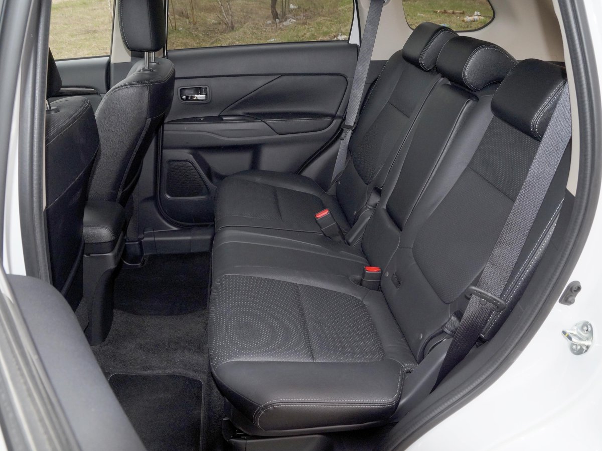 Mitsubishi Outlander салон сзади