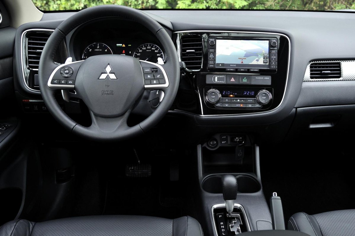 Митсубиси Аутлендер 2012 салон