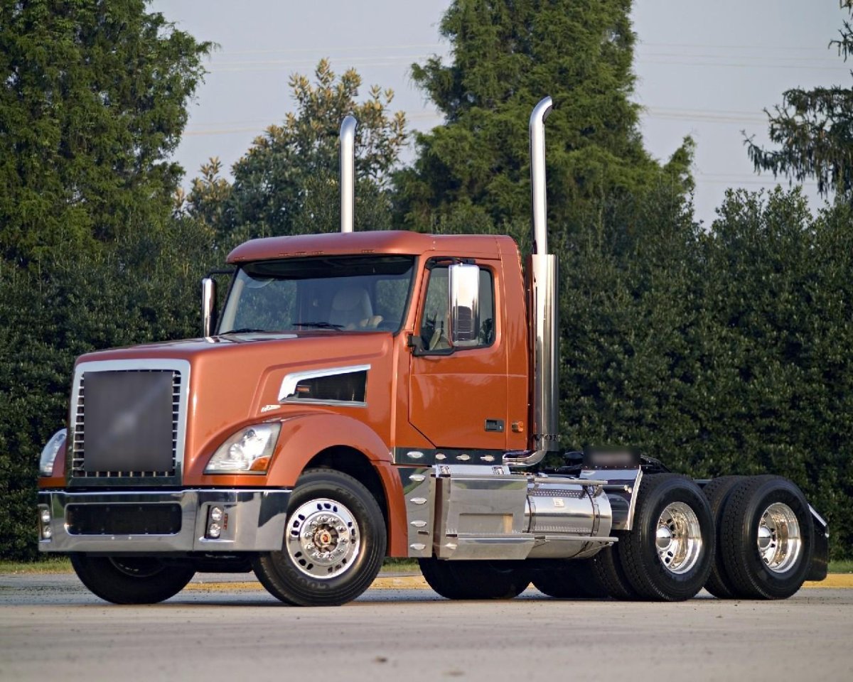 Грузовик Вольво капотник