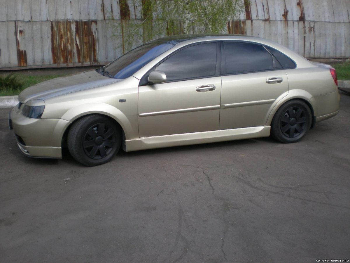 Черная заниженная Шевроле Лачетти седан