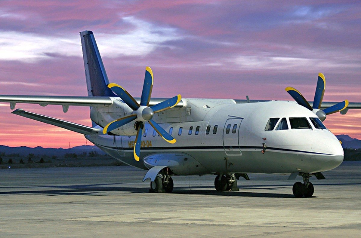 АН-140 пассажирский самолёт