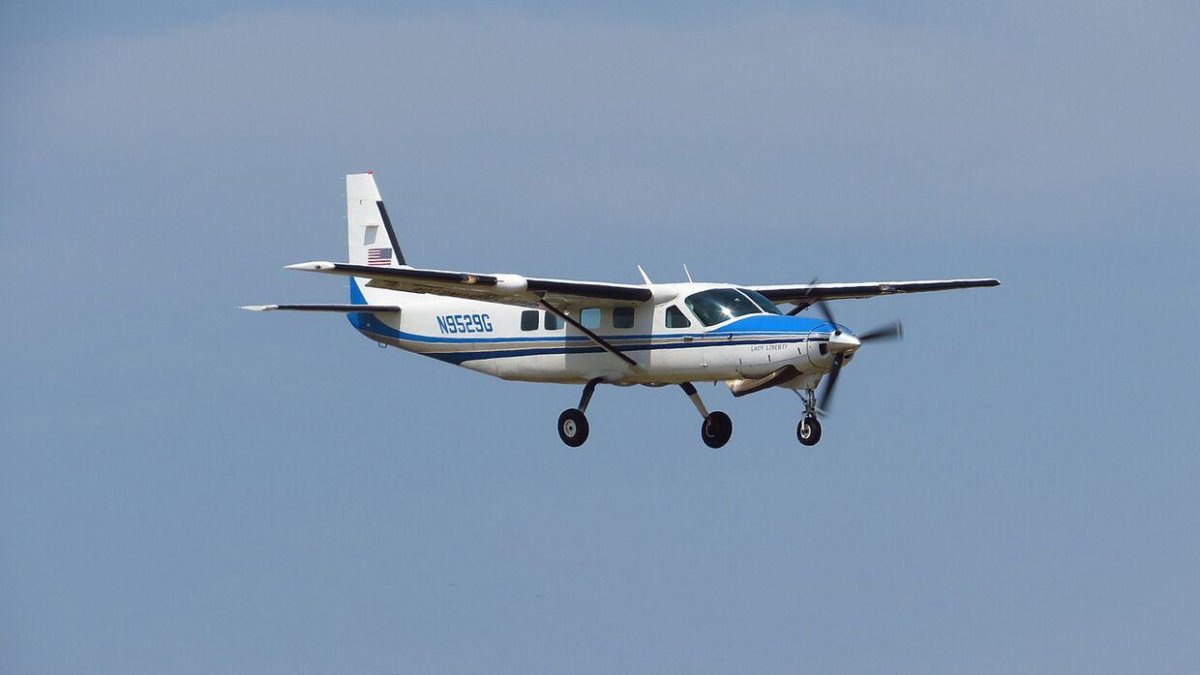 Турбовинтовой одномоторный самолет