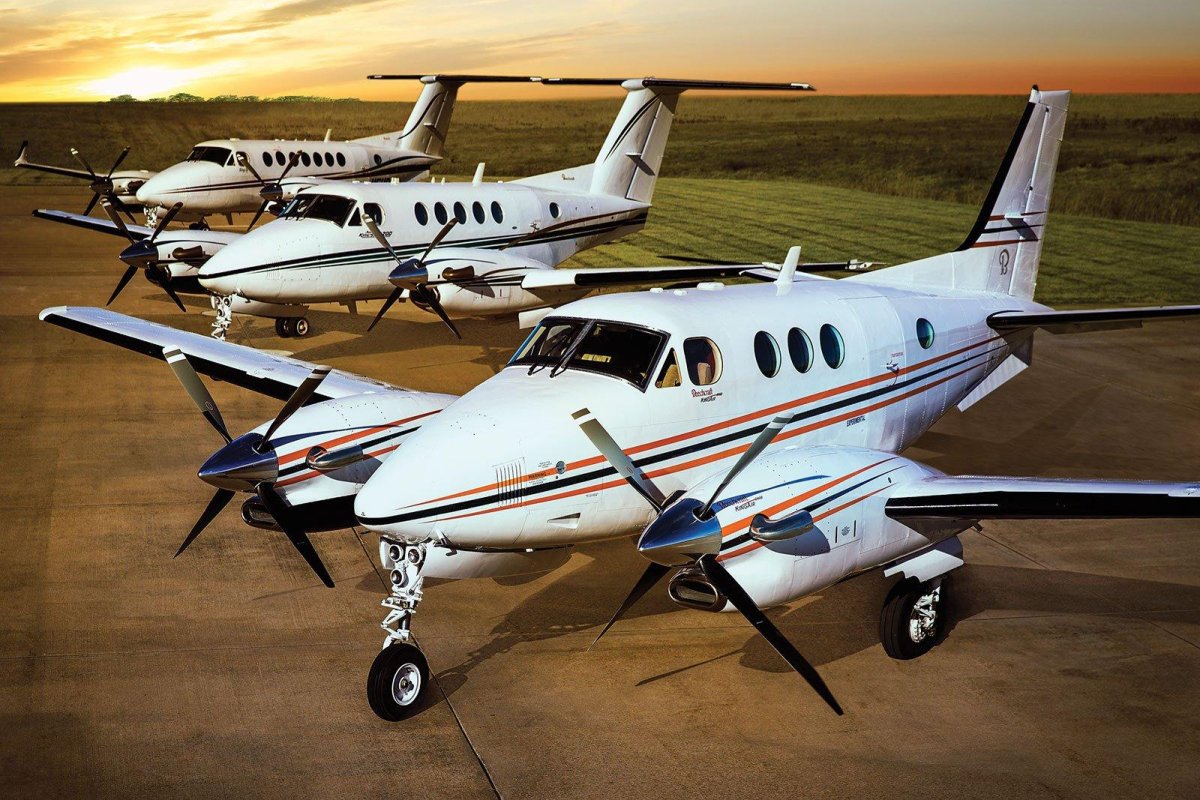 Двухмоторный винтовой самолет