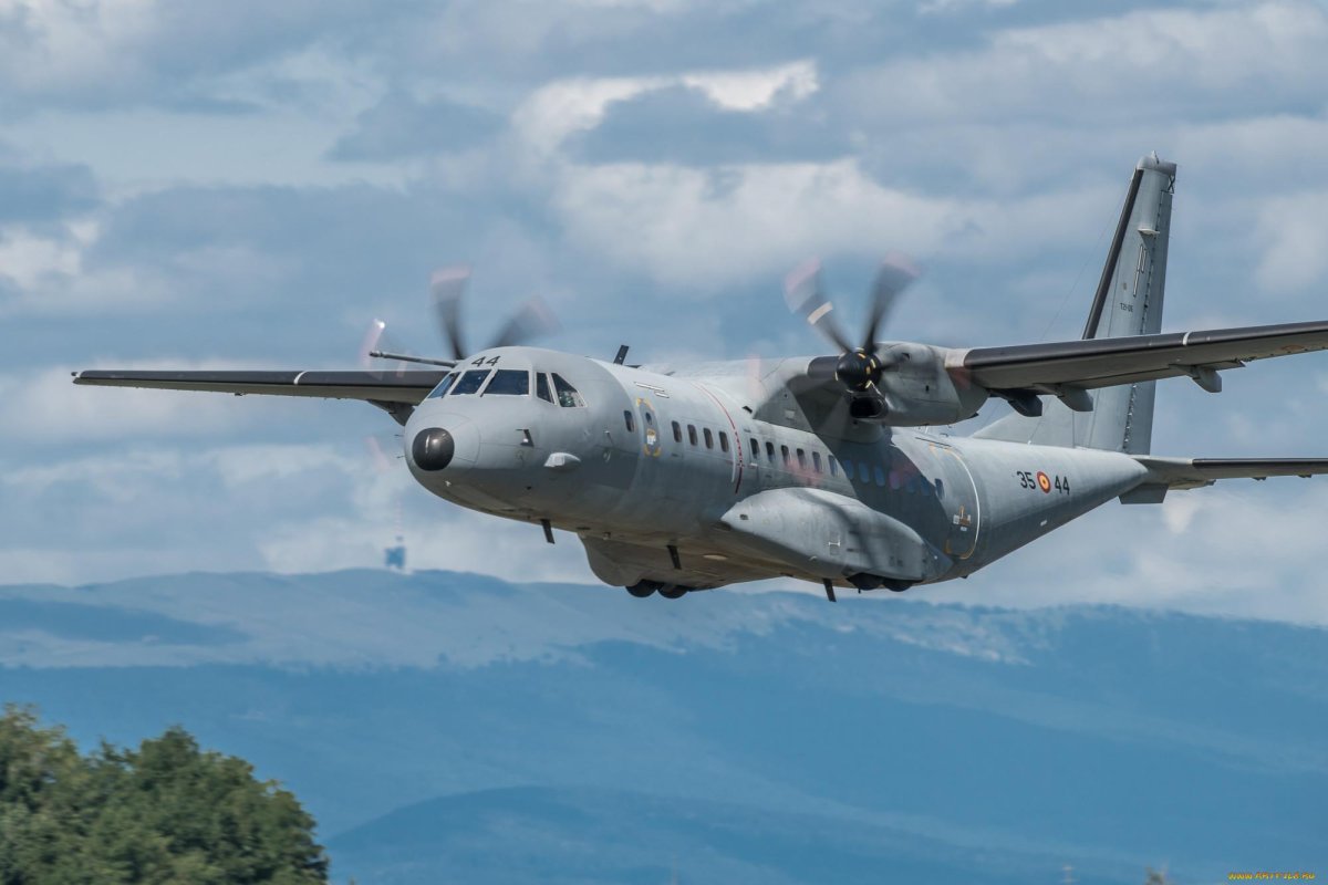 Двухмоторный турбовинтовой самолет