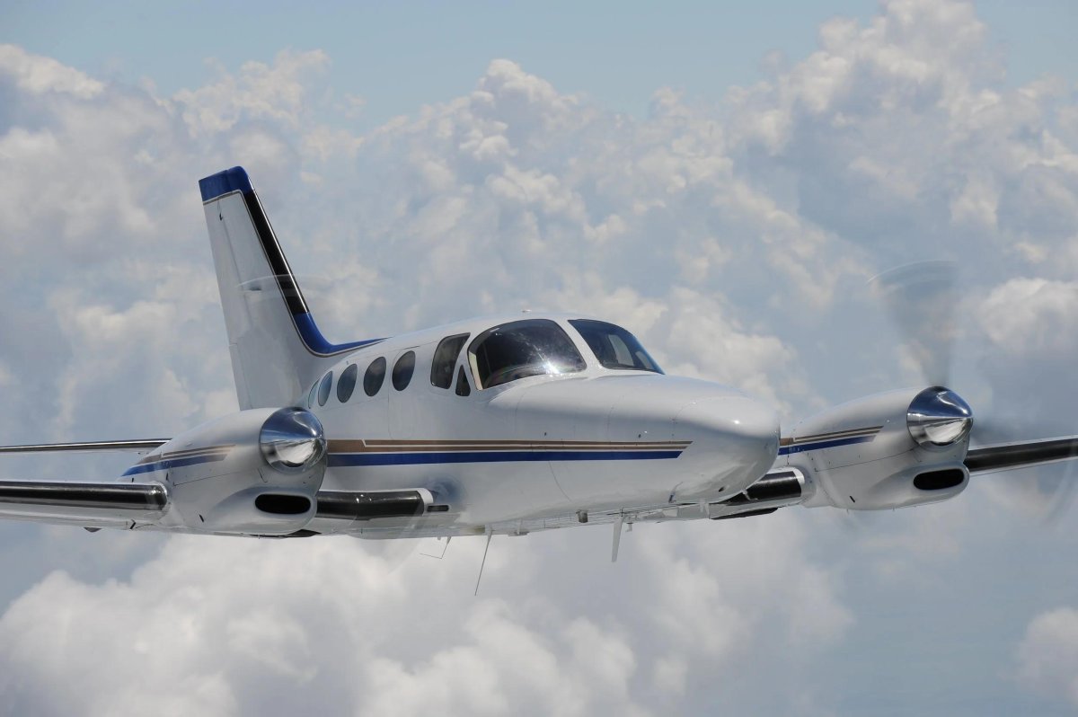 Самолет двухмоторный Цесна