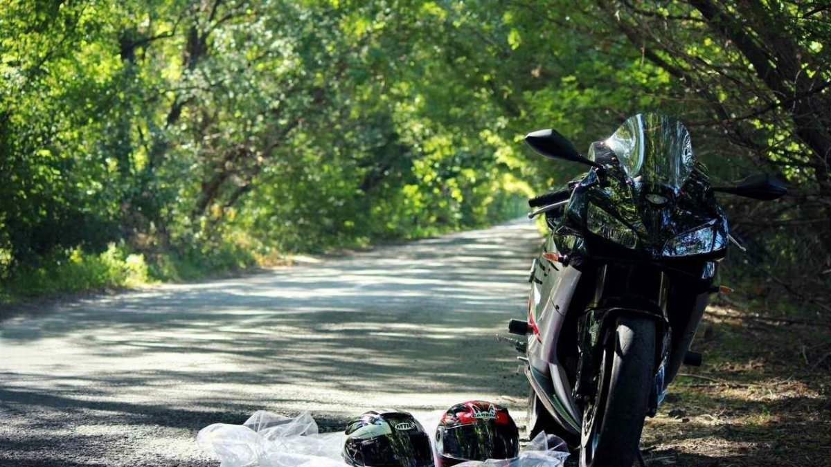 Мотоцикл на дороге