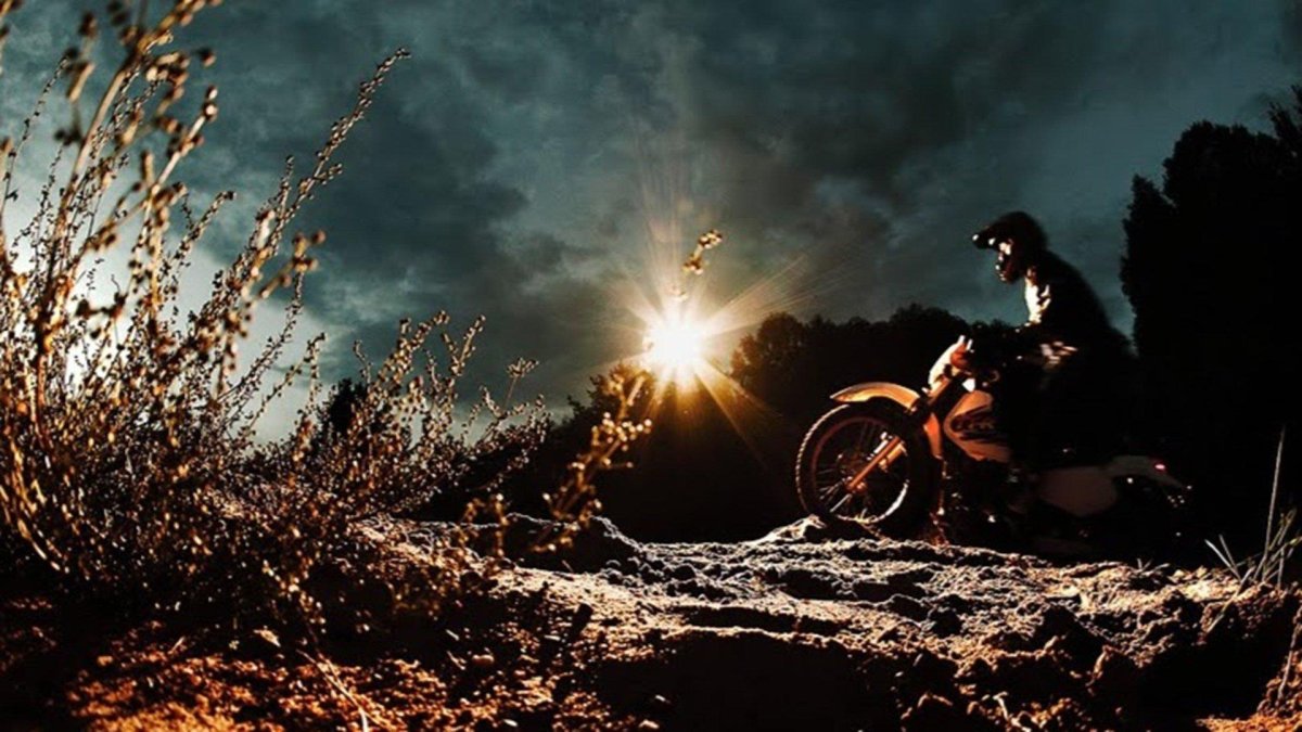 Пейзаж с мотоциклом