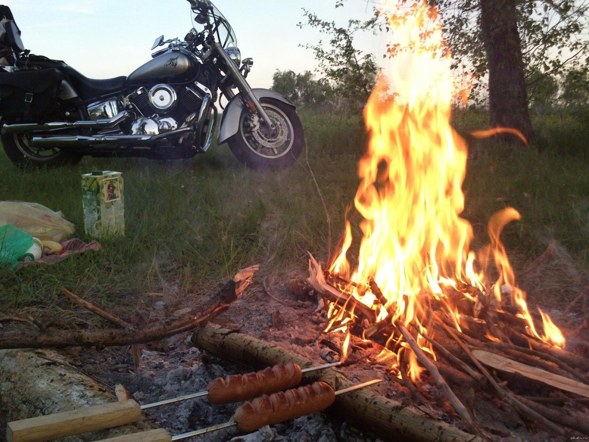 Мотоцикл у костра