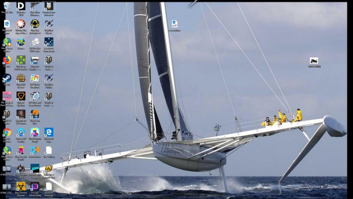 Парусная яхта тримаран