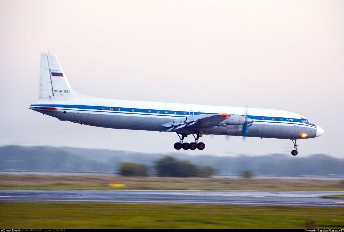 Четырёхмоторный турбовинтовой пассажирский самолёт ил-18