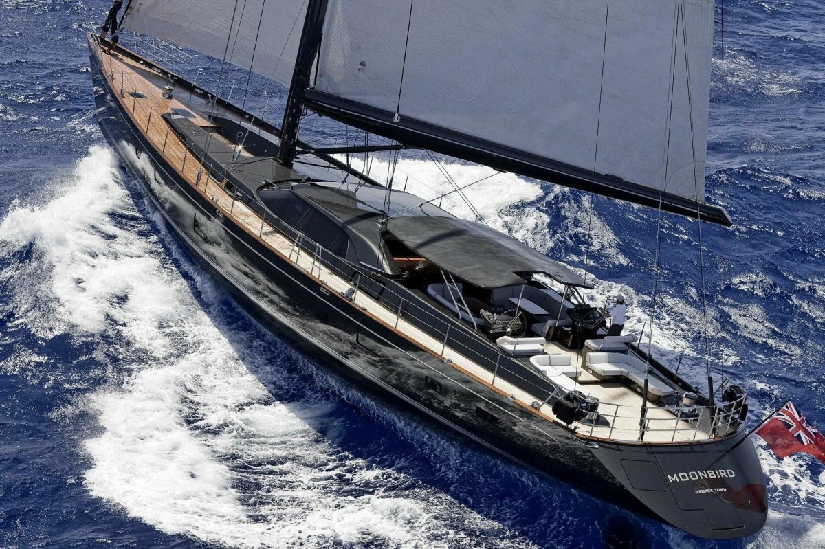 Парусная яхта Moonbird