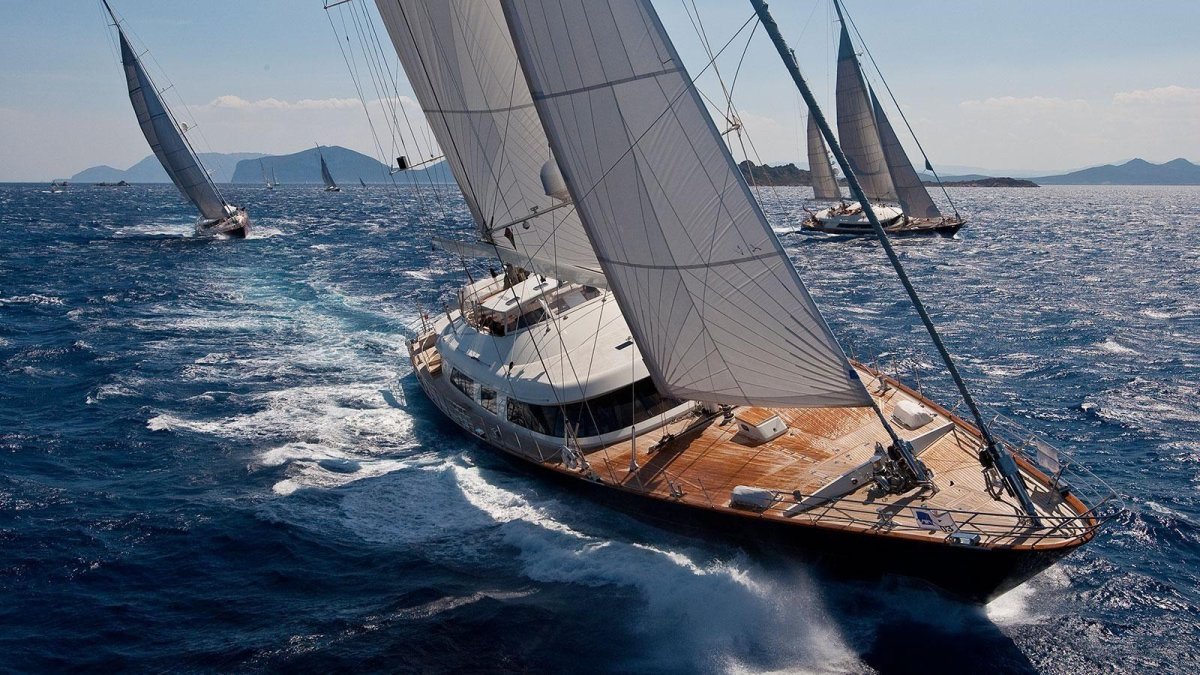 Парусная яхта Финикия