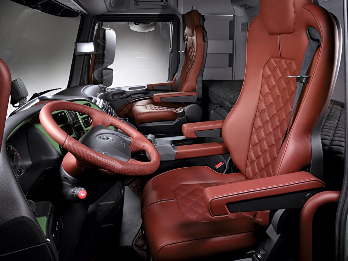 Мерседес Актрос 2022 салон