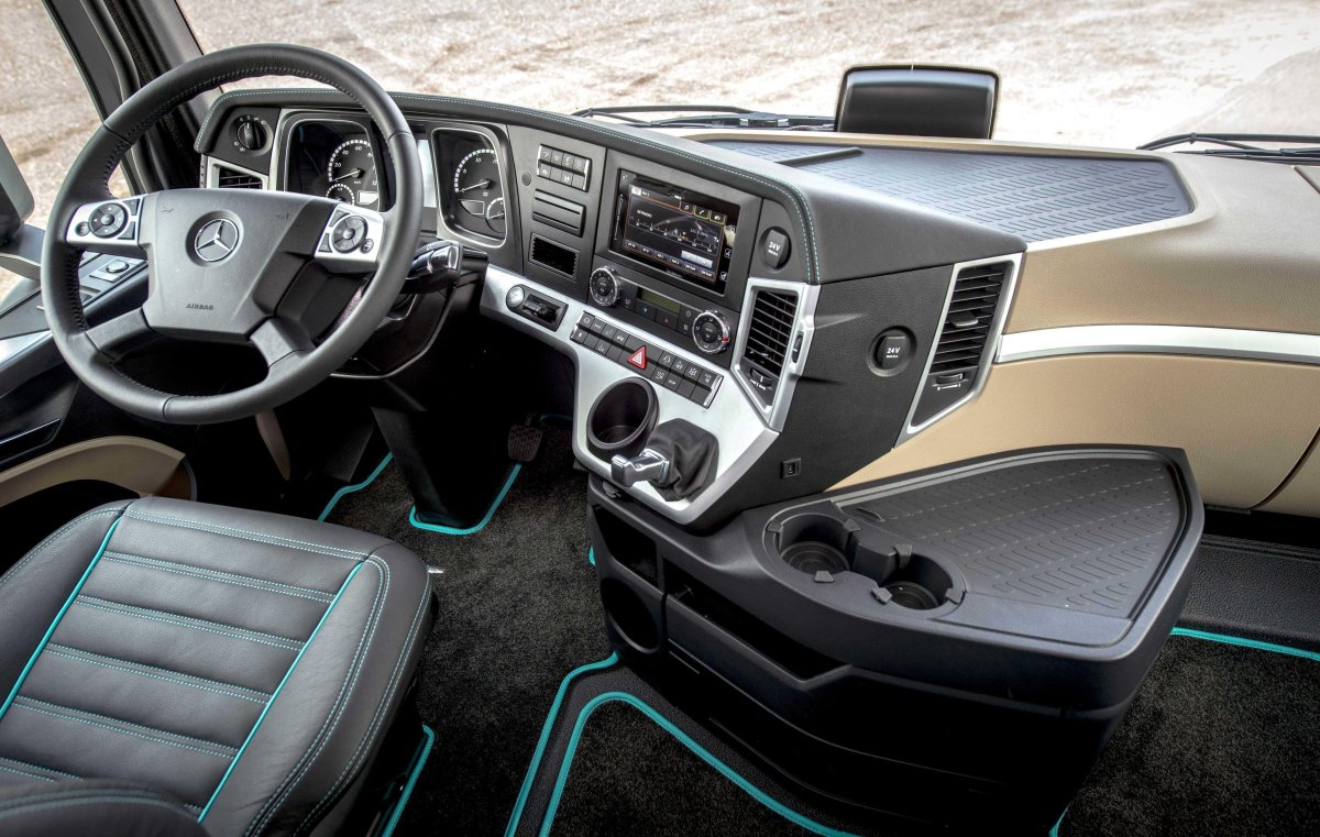 Мерседес Актрос 2017 салон