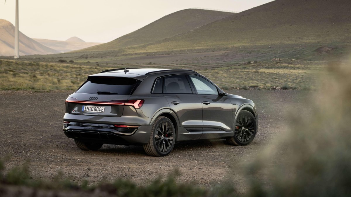 Ауди ку8 е трон