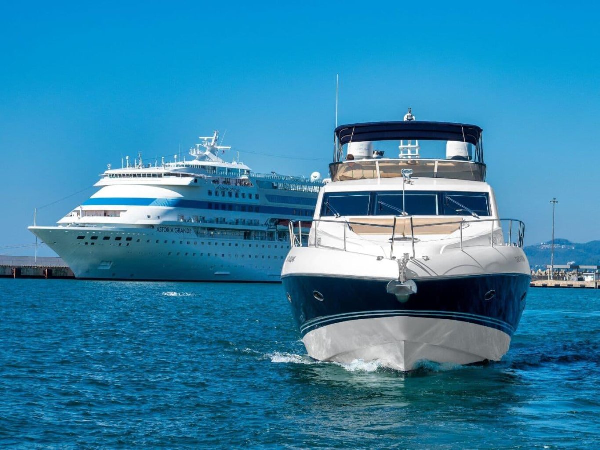 Яхта Люция Сочи