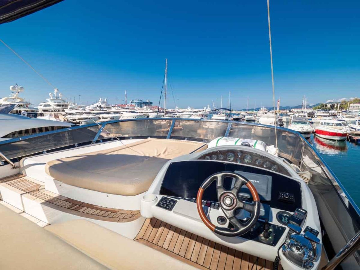 Яхта Люция Сочи