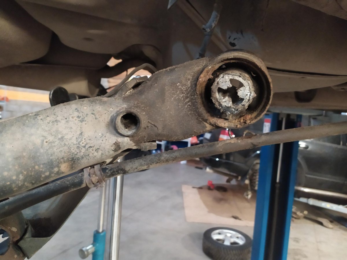 Замена задней балки Шкода Октавия универсал