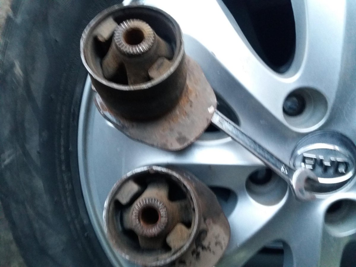 BYD f3 сайлентблоки задние амортизаторы