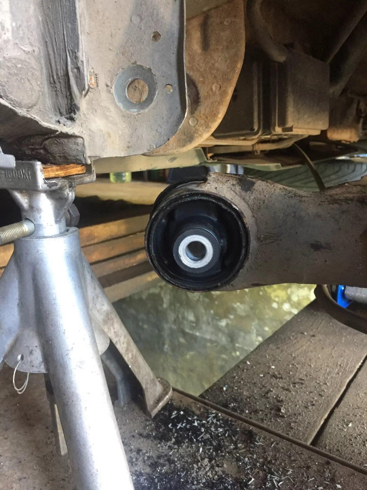 Задние сайлентблоки балки на Лифан Икс 50