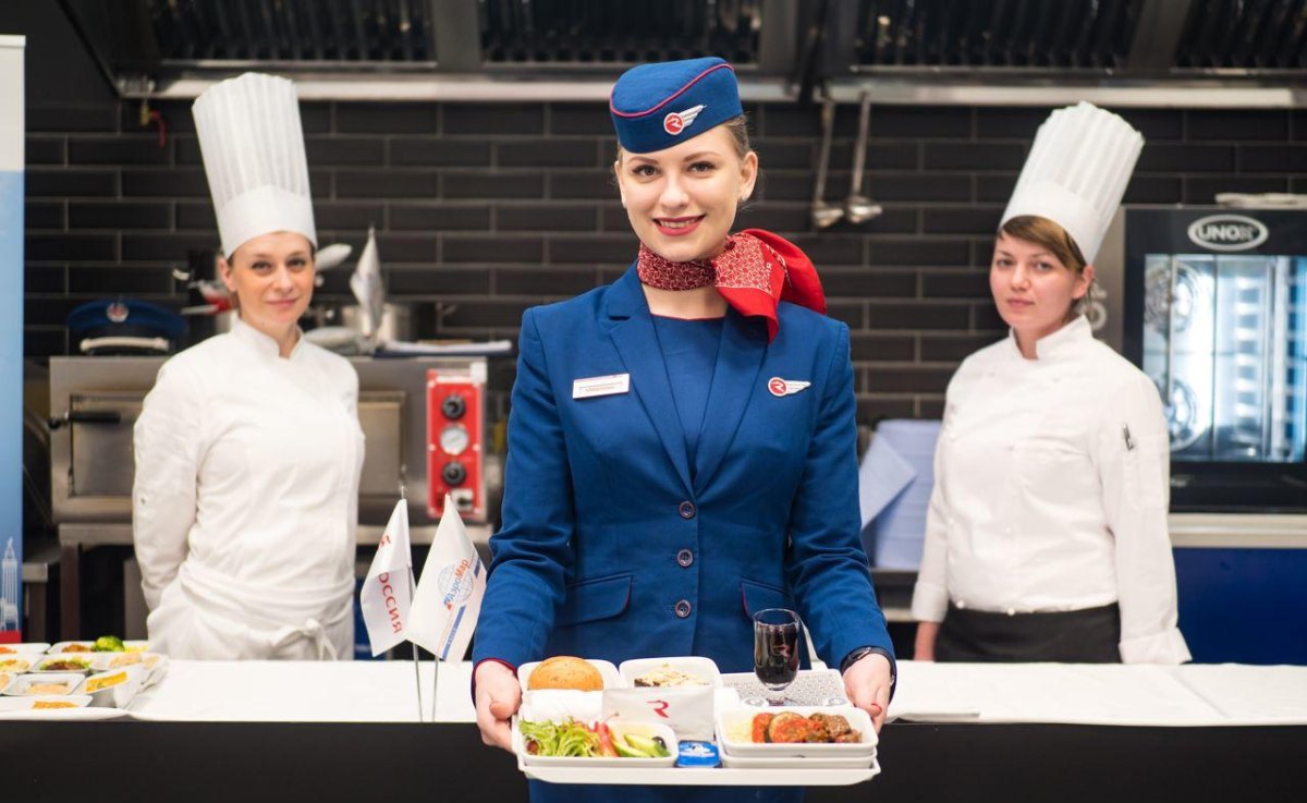 Стюардесса с едой