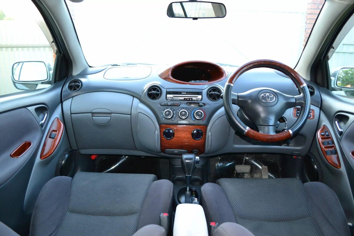 Toyota Vitz 2003 салон