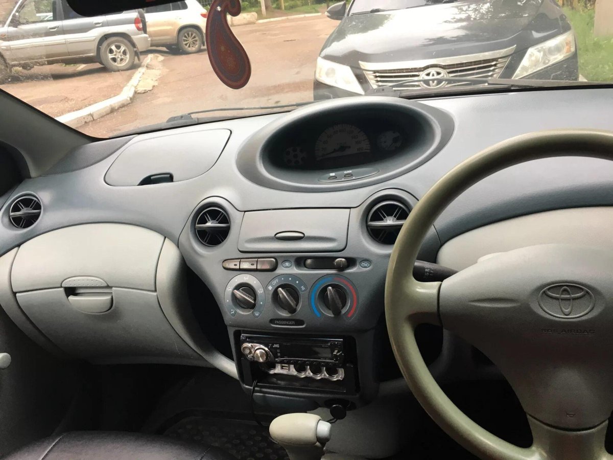 Toyota Vitz 2000 панель