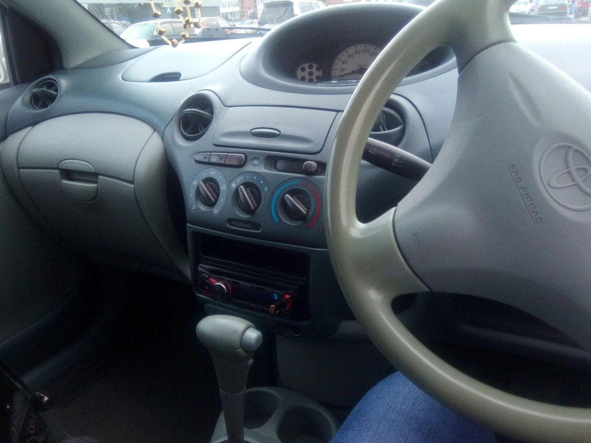 Тойота Витц 2000 салон