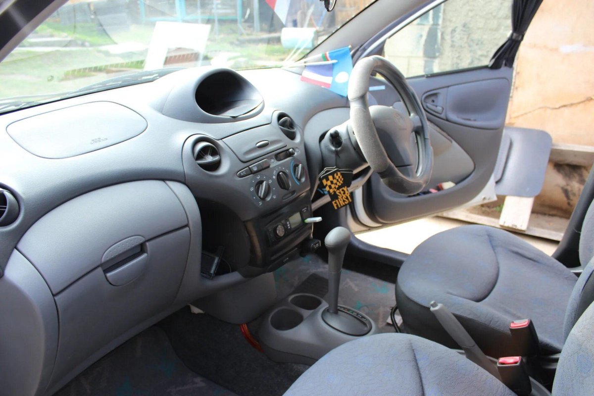 Тойота Витц 2001 салон