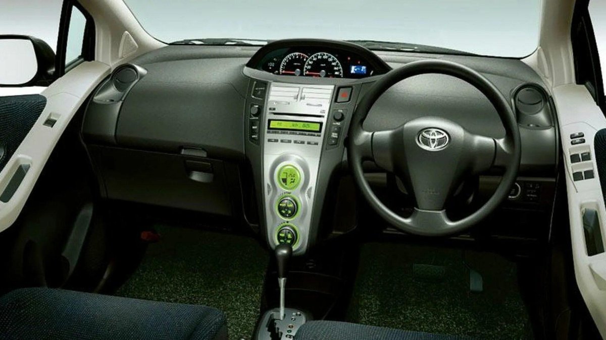 Toyota Vitz 2008 салон