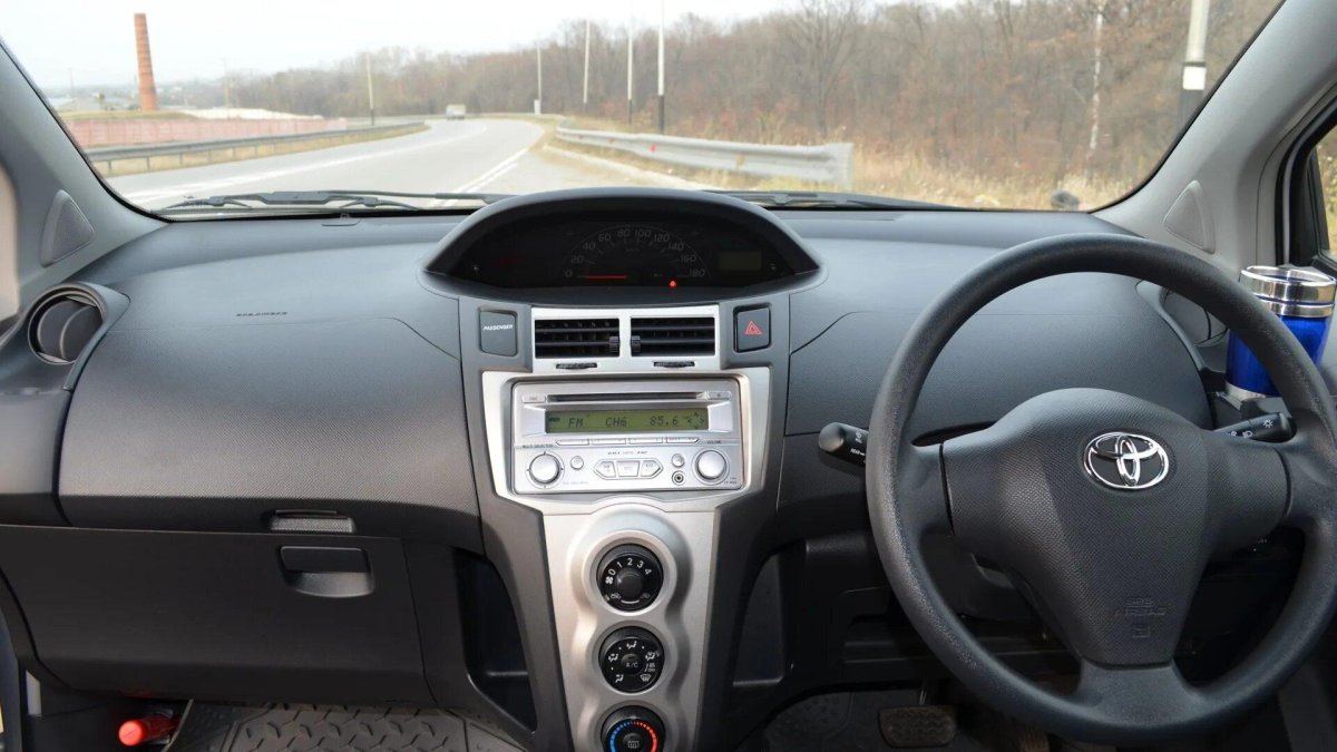 Toyota Vitz 2008 салон