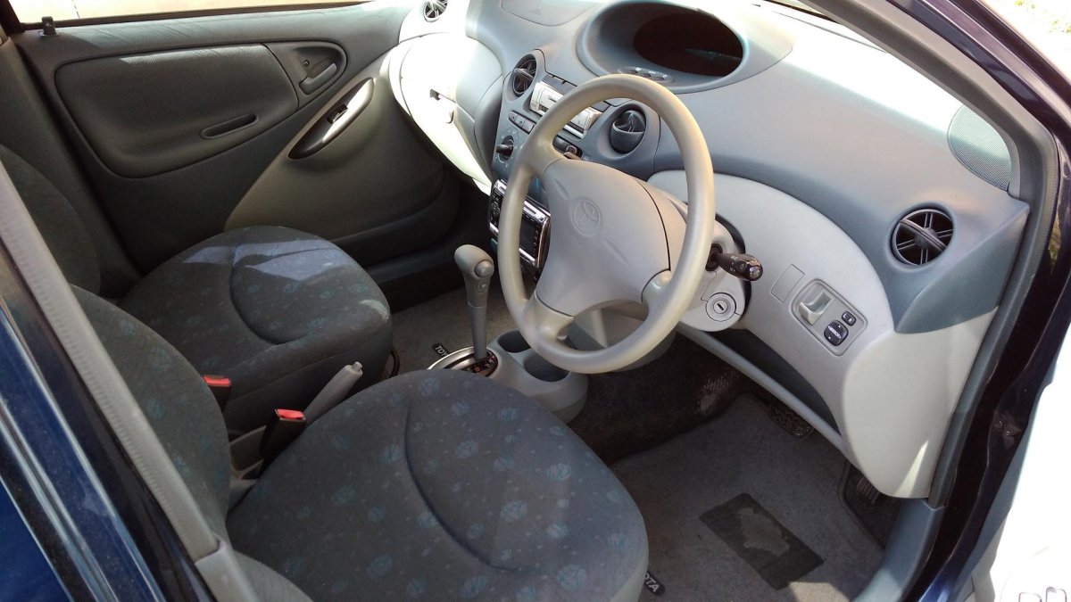 Toyota Vitz 2000 салон