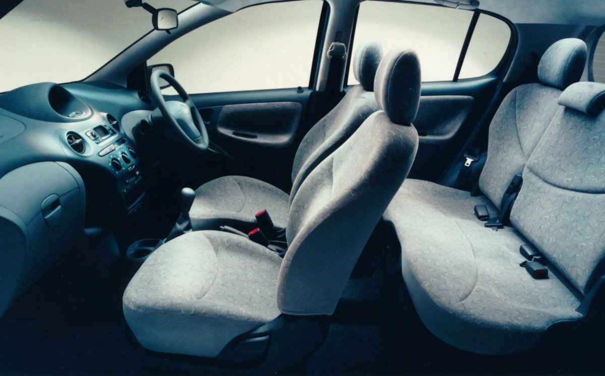 Тойота Витц 2001 салон