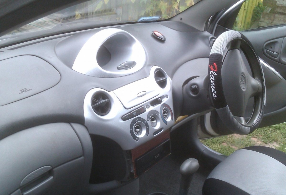 Тойота Витц 1999 салон