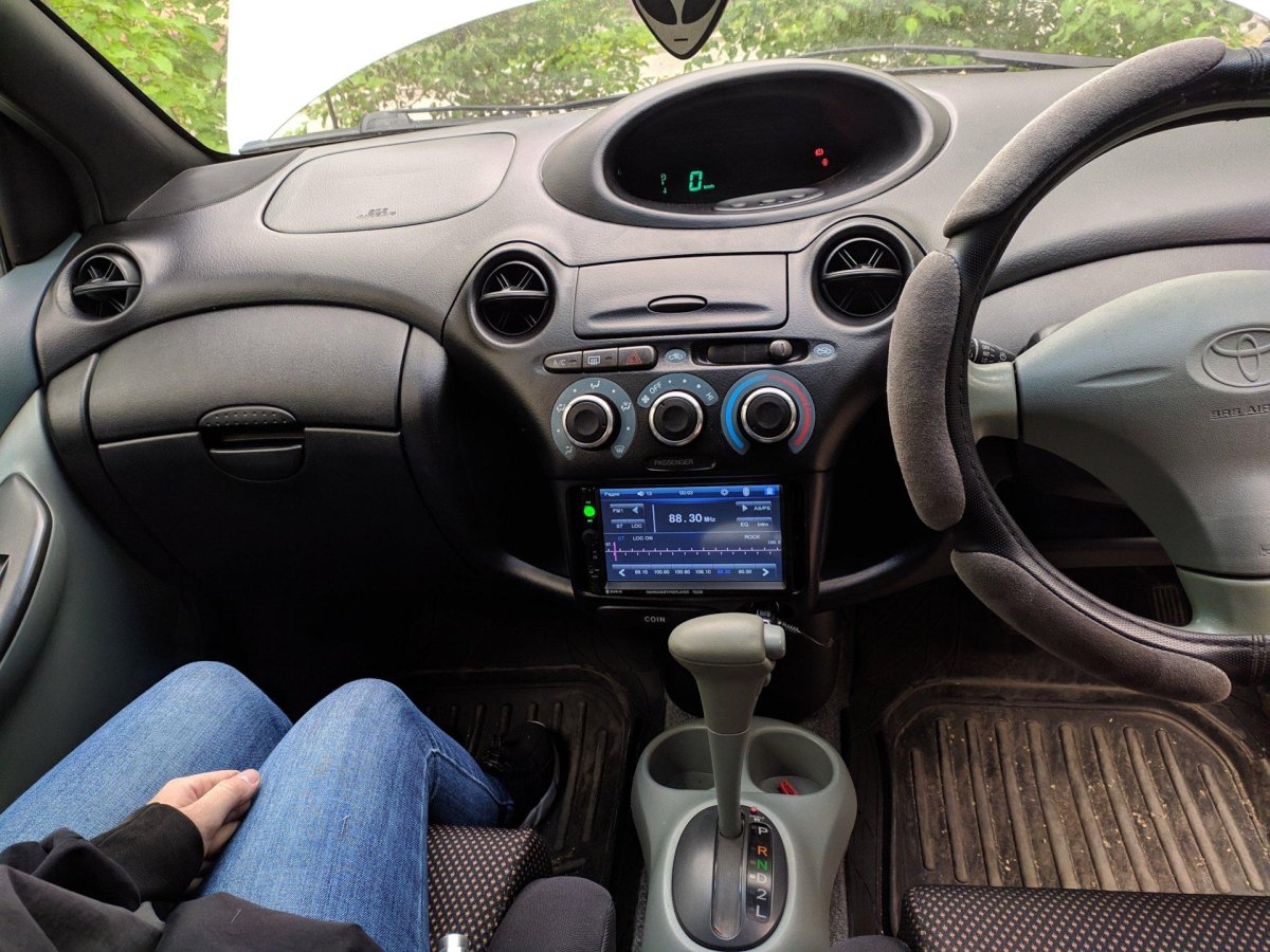 Toyota Platz 2000 салон